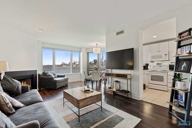 Foto del edificio - 600 Harbor Blvd