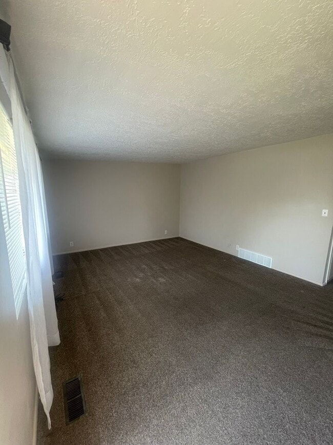 Building Photo - 225-227 E 200 S