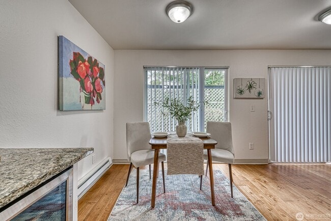 Building Photo - Union Bay Condo 2 bed/1 bath