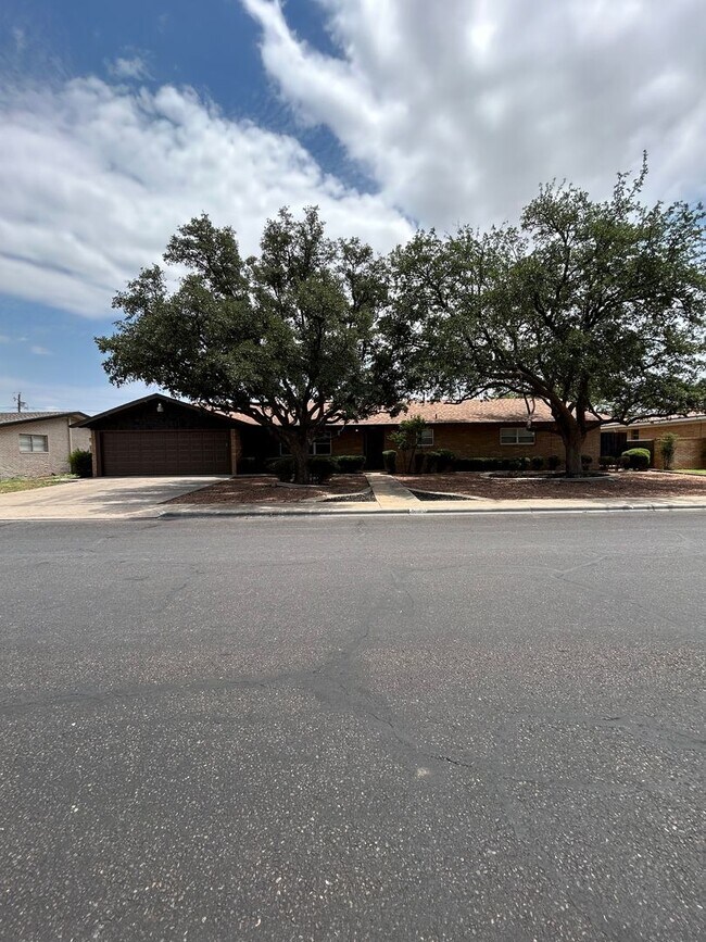 Foto del edificio - This one has it all!  Spacious 3-Bedroom Home in a Great Location!