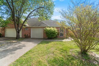 Building Photo - 1312-1314 Amblewood Dr