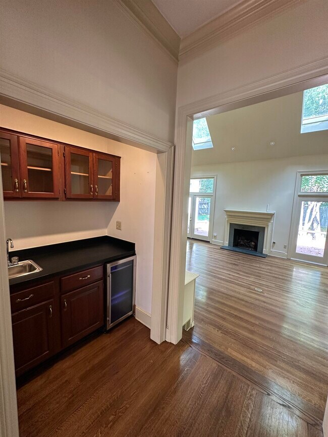Foto del edificio - 320 River Oaks Rd N
