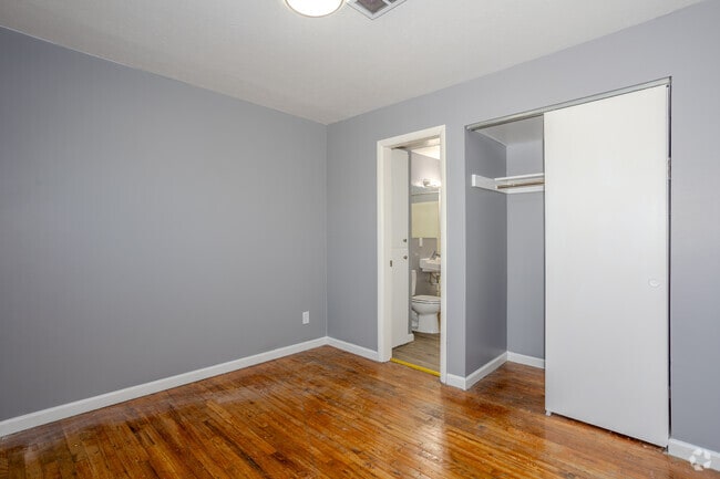 1BR, 1BA - 465SF - Bedroom - Hilton Arms