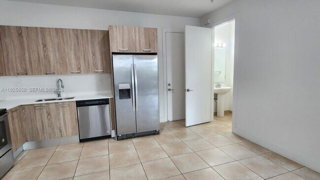 Building Photo - 460 NE 35th Ct