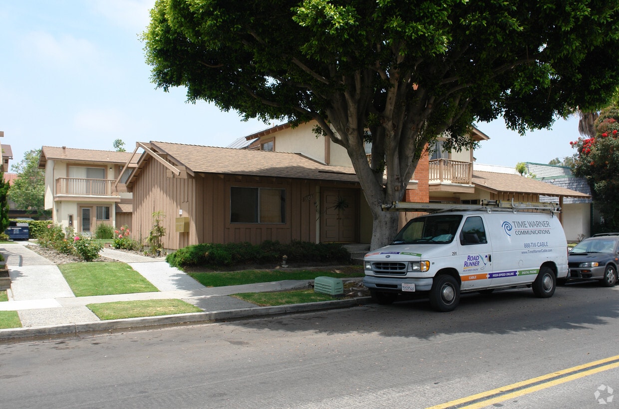 Building Photo - 16081 Malaga Ln