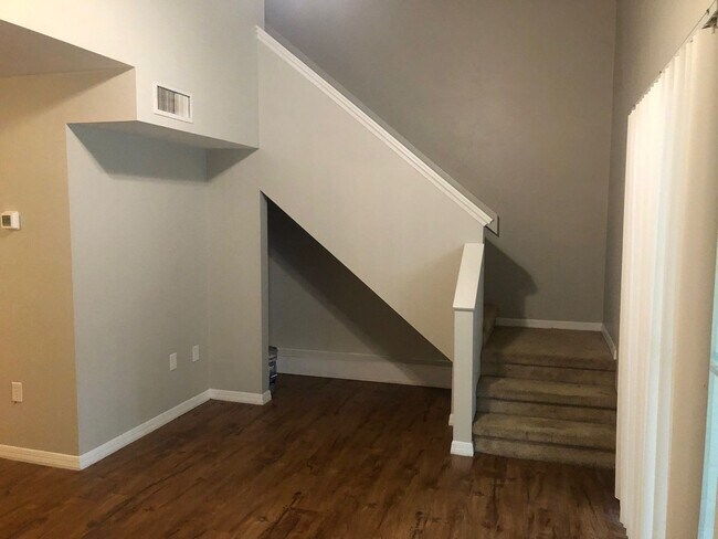 Building Photo - Great Town House in Green Leaf