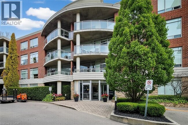 Photo du bâtiment - 125 Wilson St W