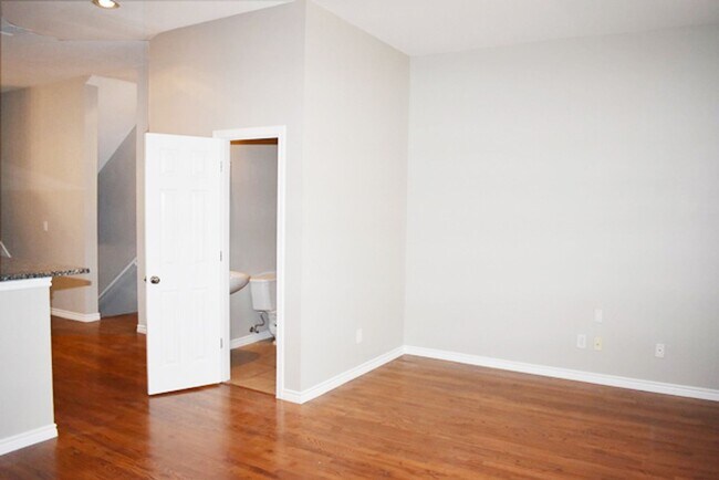 Foto del edificio - Camp Bowie Cutie - Tri-Level Condo