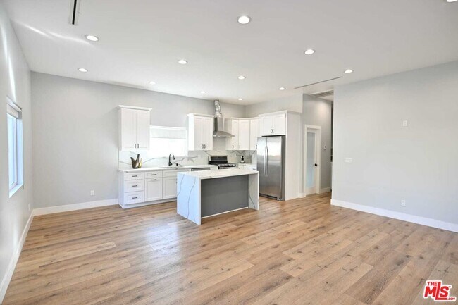 Foto del edificio - 6961 Balcom Ave