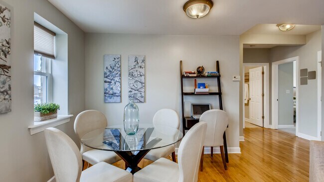 Foto del edificio - 2342 W Granville Ave