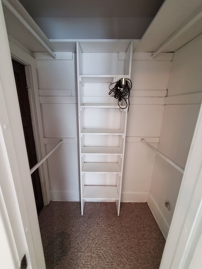 Building Photo - 810 W 25th St