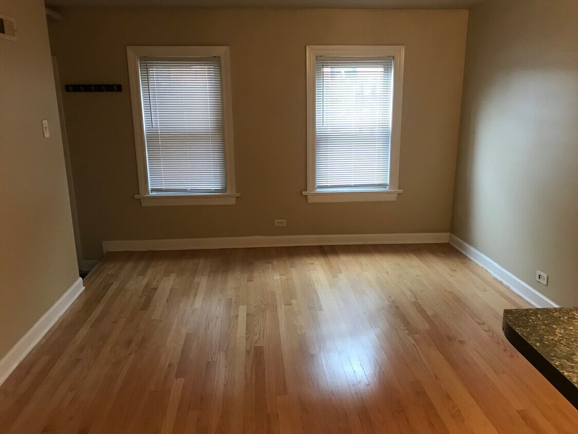 Living Room - 468 N Aberdeen St