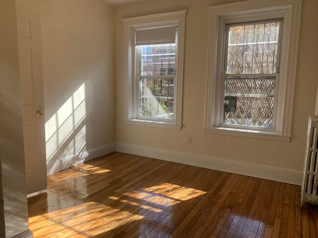 Building Photo - 1626 Comm.Ave Unit 12