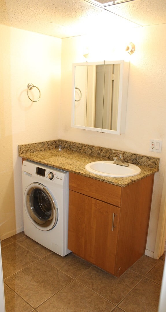 Foto del edificio - One Bedroom, One Bath Condo at Monaco South Condominiums