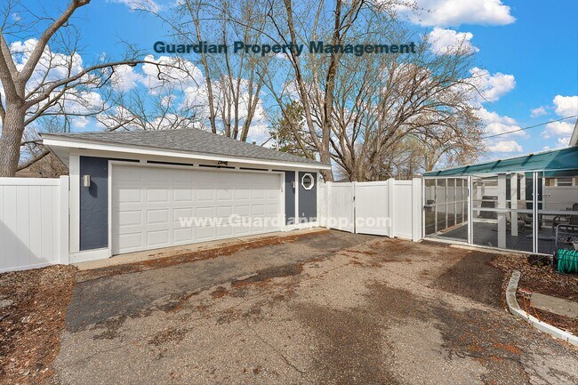 Building Photo - Crystal Single Family Home, Fenced Yard, 2...