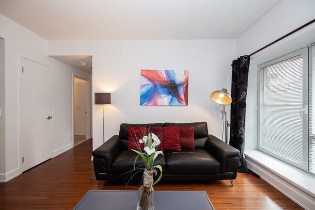 Photo du bâtiment - 244 Rue De la Gauchetière O