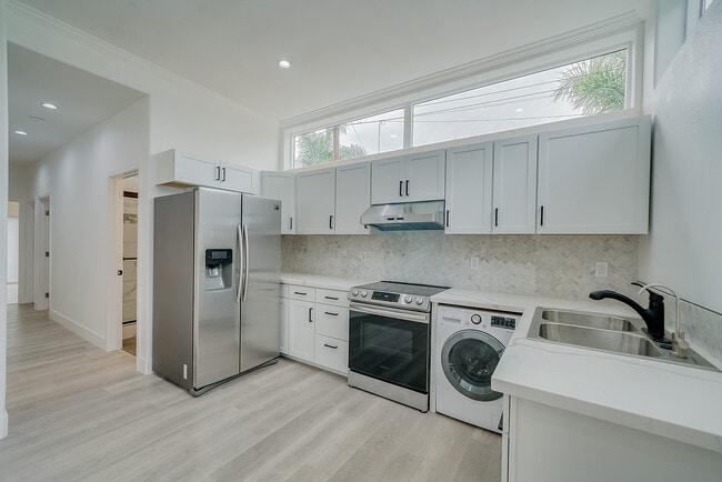 KITCHEN - 1476 Kenneth Dr