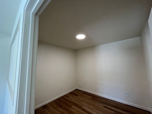 Foto del edificio - 110 Cuyama Ave