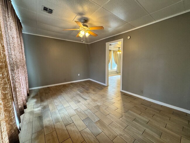 Building Photo - Two Bedroom Centrally Located in Ardmore