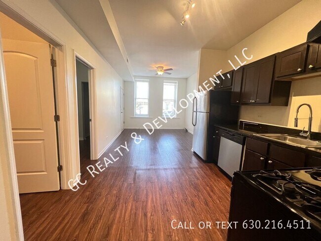 Building Photo - *** CENTRAL AIR / 2 BDRM / 1 BTH / APPL IN...