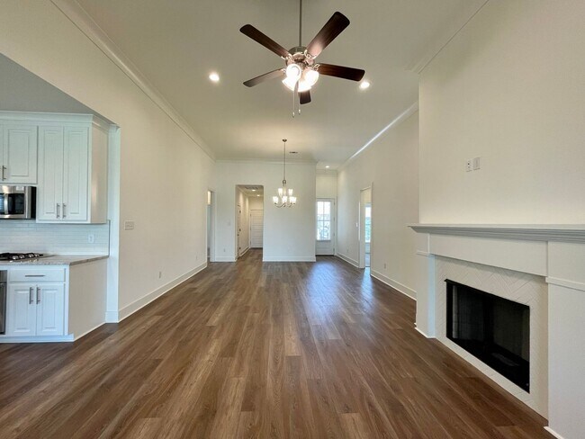 Foto del edificio - Beautiful 4 bedroom with Lake views. $500 off first month with 30 day move in**