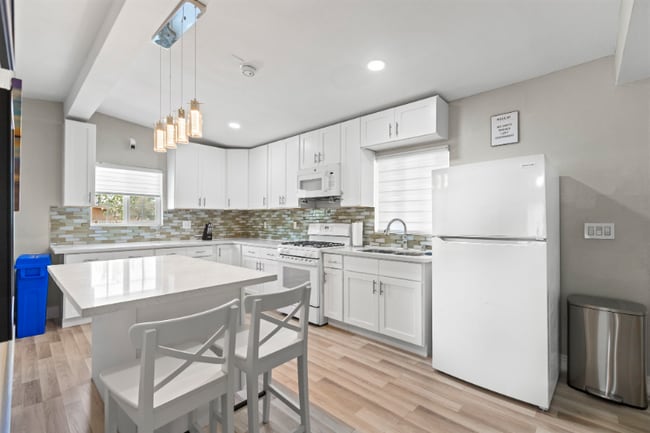 Building Photo - 2417 E Wilson Ave