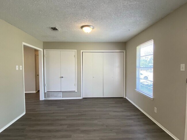 Foto del edificio - NEWLY UPDATED HOUSE! Spacious 4 bedroom 2 ...