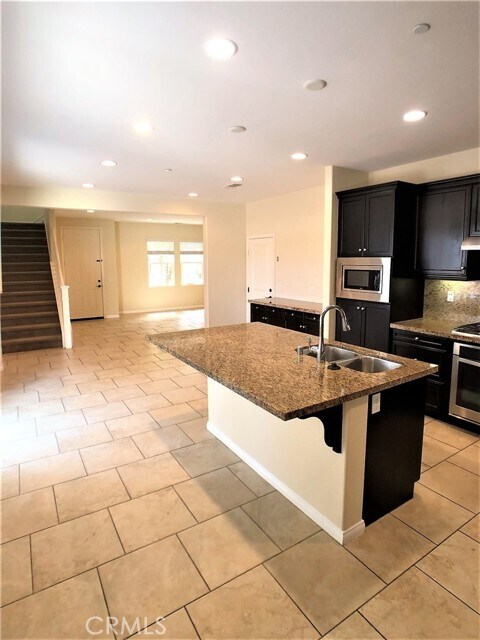 Foto del edificio - 2459 Bruin Pl