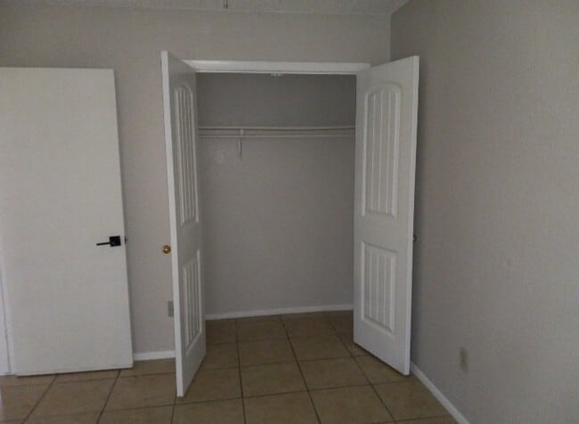 Building Photo - 911 Bret Ln