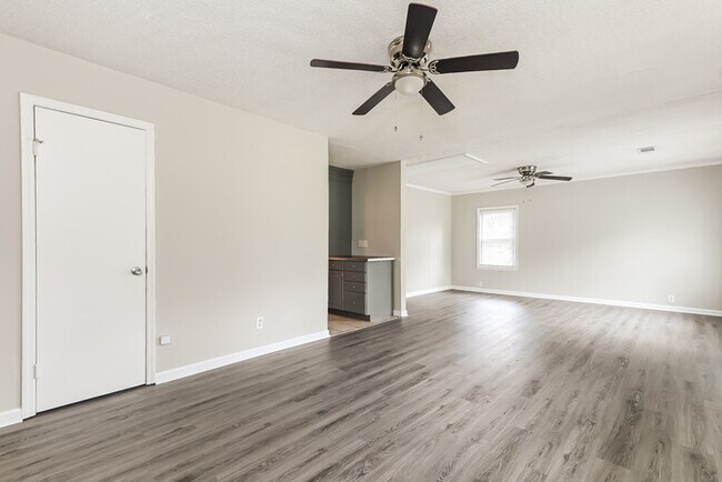 Foto del edificio - 213 Water Oak Dr