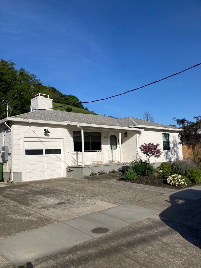 Foto del edificio - 379 Irwin St