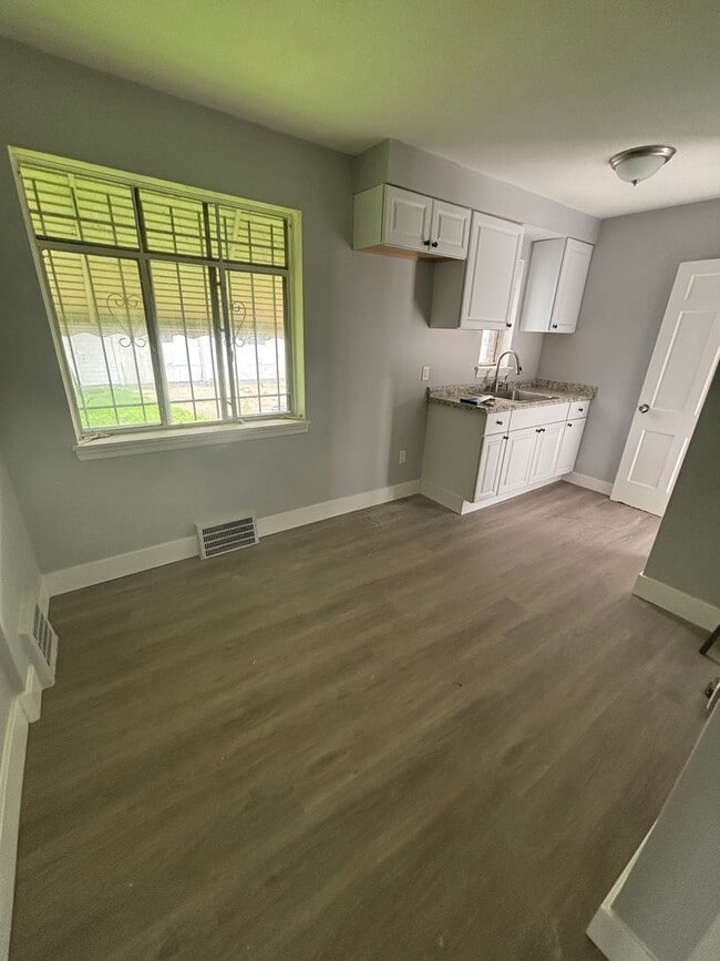 Building Photo - 3bd Single Section 8