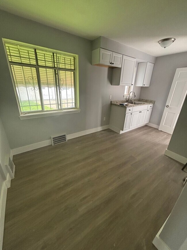 Foto del edificio - 3bd Single Section 8