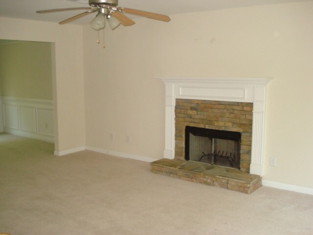 Foto del edificio - BEAUTIFUL 4 BR, 2.5 BATH IN LIBERTY SQUARE