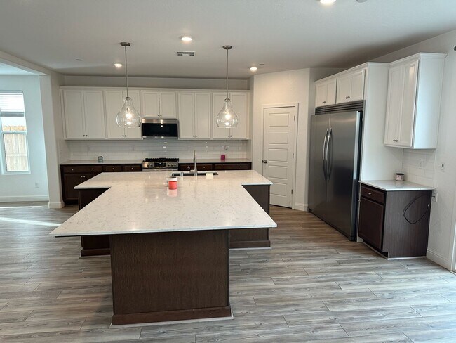 Foto del edificio - 112 E. TYLER AVE - 3 BEDROOM 2.5 BATH MAIN...