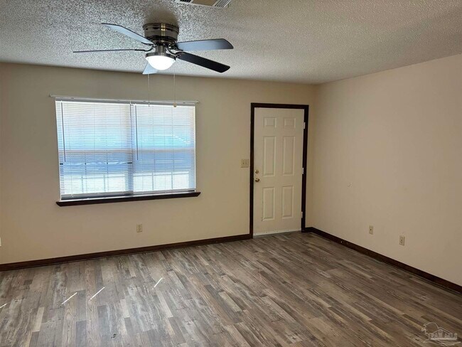 Foto del edificio - 5682 Crestwood Dr