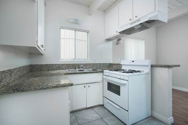 Building Photo - 5418 Willowcrest Ave