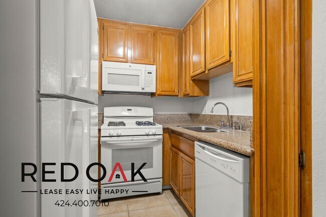 Building Photo - Stunning Two Bedroom with Loads of Sunligh...