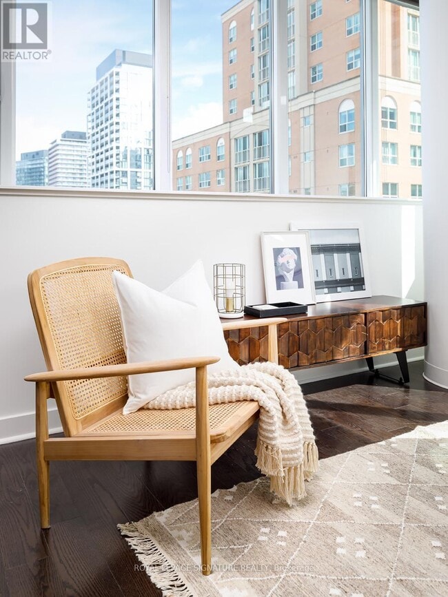 Building Photo - 320 Richmond St E