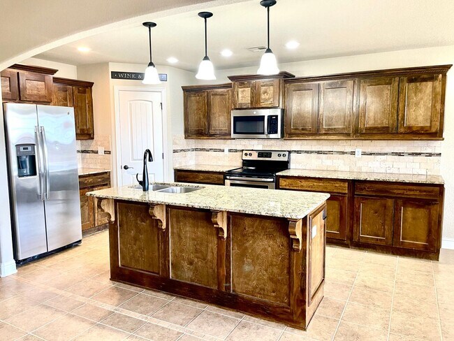 Foto del edificio - 4 BEDROOM 2 FULL BATHROOM HOME LOCATED IN ...