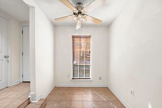 Building Photo - 711 Holiday Dr