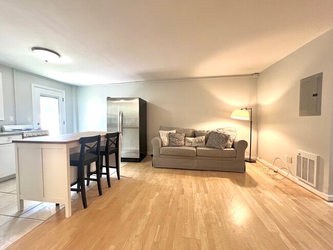 Building Photo - 8 Wall St