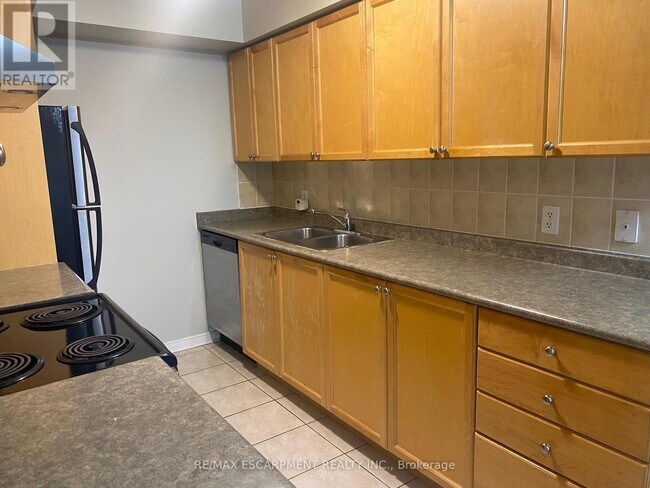 Building Photo - 4975 Southampton Dr