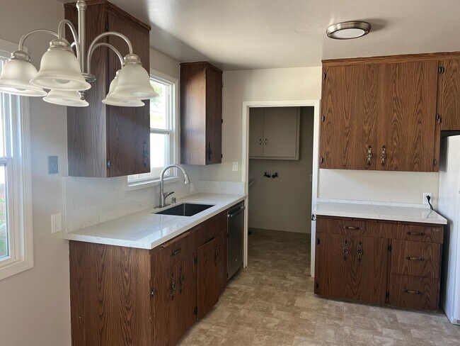 Building Photo - Single Family Home: Spacious 3 bedrooms an...
