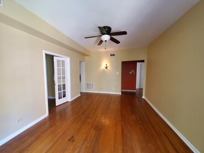 Living room - 1049 W Glenlake Ave