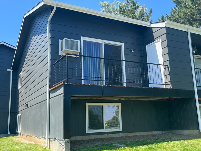 Building Photo - Charming Heights Condo- Half off first months rent!