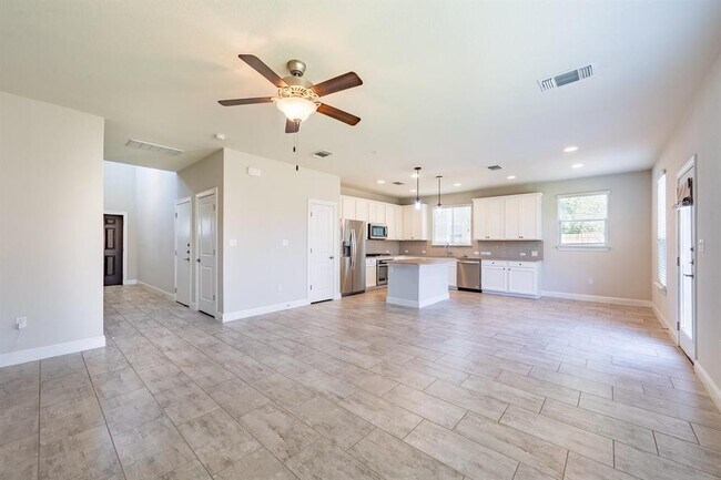 Foto del edificio - 3432 Rooba St