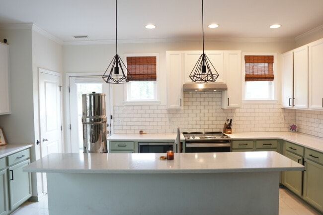 Building Photo - 106 Red Bird Dr