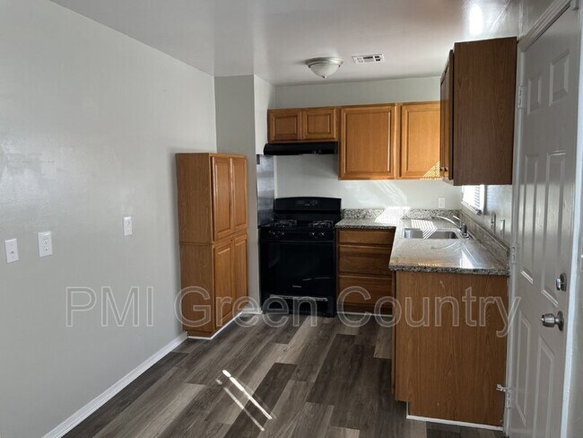 Foto del edificio - 4232 E Young Pl