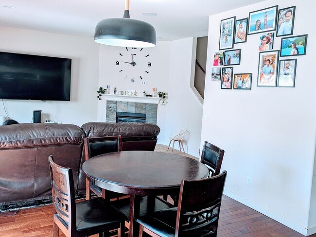 Foto del edificio - 3 Bedroom 2.5 Bath Single Family Home clos...